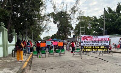 Padres bloquean Reyes Aztecas; exigen solución urgente a fallas eléctricas en primaria de Minatitlán