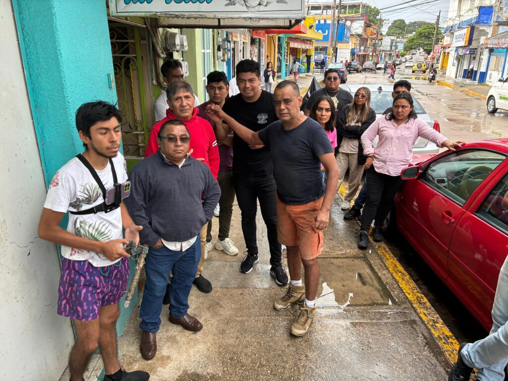 (+VIDEO) Vecinos bloquean calle Lerdo tras más de un día sin energía eléctrica