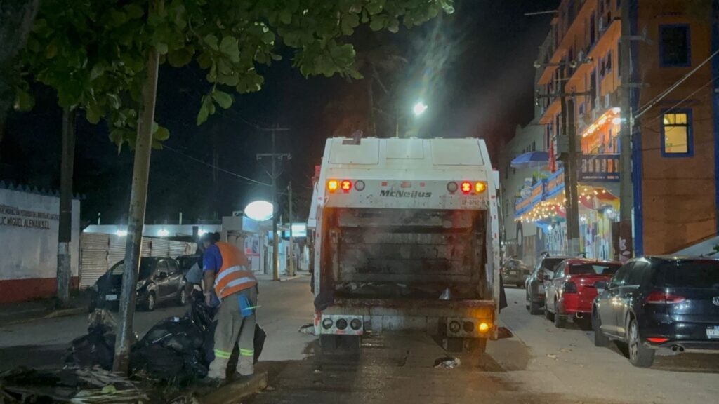 *En medio de la crisis de recolección de basura, restaurantes del malecón ribereño de Coatzacoalcos sacan sus residuos al camellón central, ahí no hay ruta*