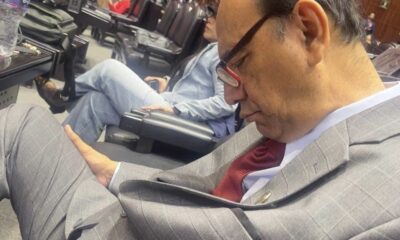 *Exhiben a diputado federal de Coatzacoalcos durmiendo en la Cámara de Diputados*
