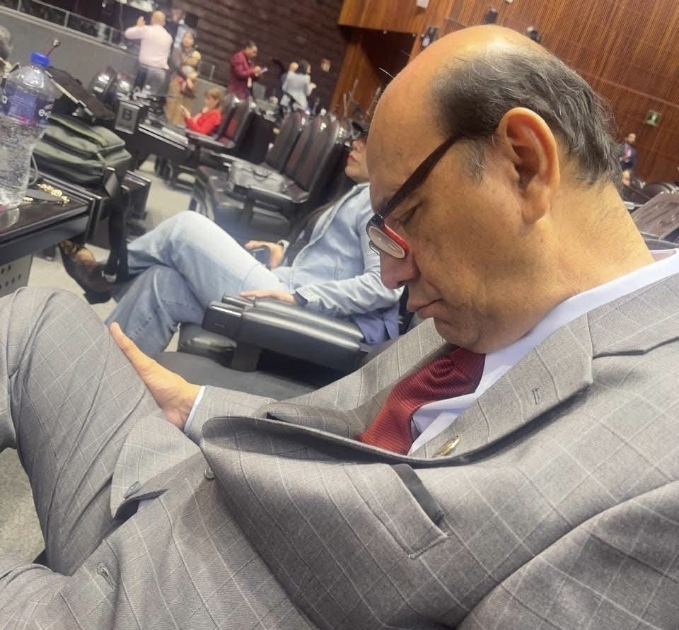 *Exhiben a diputado federal de Coatzacoalcos durmiendo en la Cámara de Diputados*