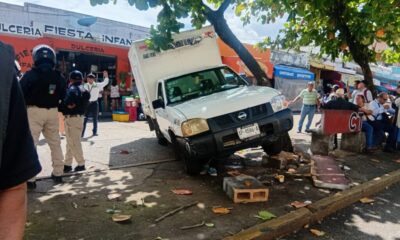 *Camioneta de pescados y mariscos chocó con rama de un árbol y atropelló a tres personas en el centro de Coatzacoalcos, una estaba en silla de ruedas*