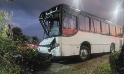 *Unidad de transporte de personal terminó en camellón central de la avenida universidad de Coatzacoalcos*