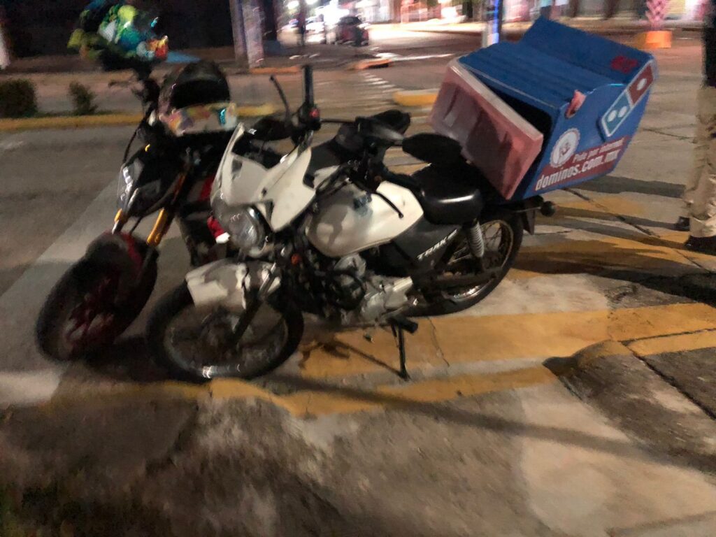 *Conductora de camioneta dio vuelta en “U” en el centro de Coatzacoalcos y lesionó con probable fractura a repartidora de Domino’s *