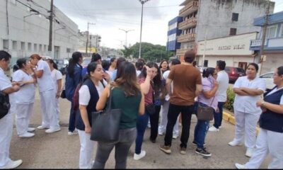 *Enfermeras y enfermeros del Hospital IMSS Bienestar de Coatzacoalcos bloquean avenida afuera de la unidad médica, exigen su salario completo les descuentan de 5 mil hasta 7 mil pesos*