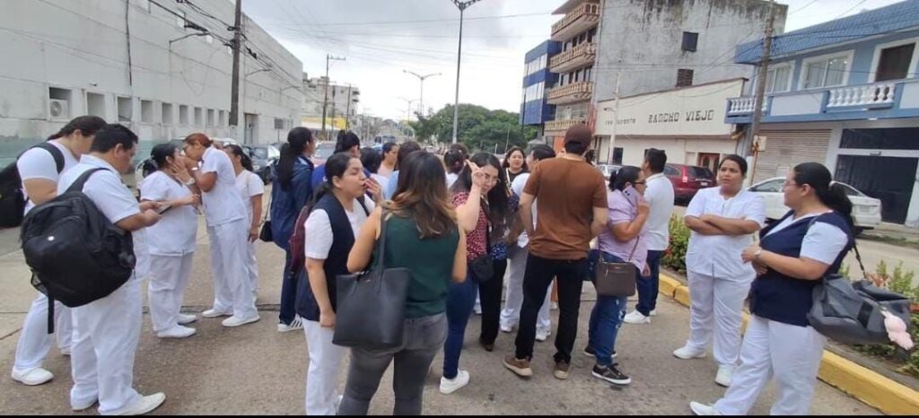 *Enfermeras y enfermeros del Hospital IMSS Bienestar de Coatzacoalcos bloquean avenida afuera de la unidad médica, exigen su salario completo les descuentan de 5 mil hasta 7 mil pesos*