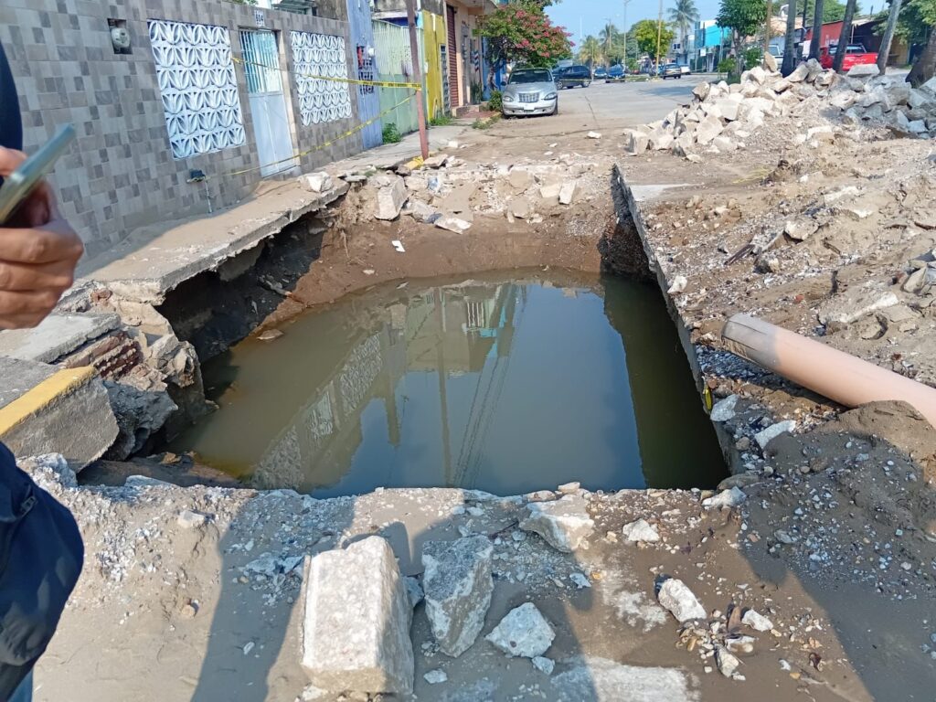 *Bloquean el túnel sumergido de Coatzacoalcos ante falta de agua por obra de reparación.*