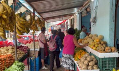 *Realizan operativo en el centro de Villa Allende para liberar banquetas y la calle de comerciantes ambulantes y establecidos que sacan sus mercancías*