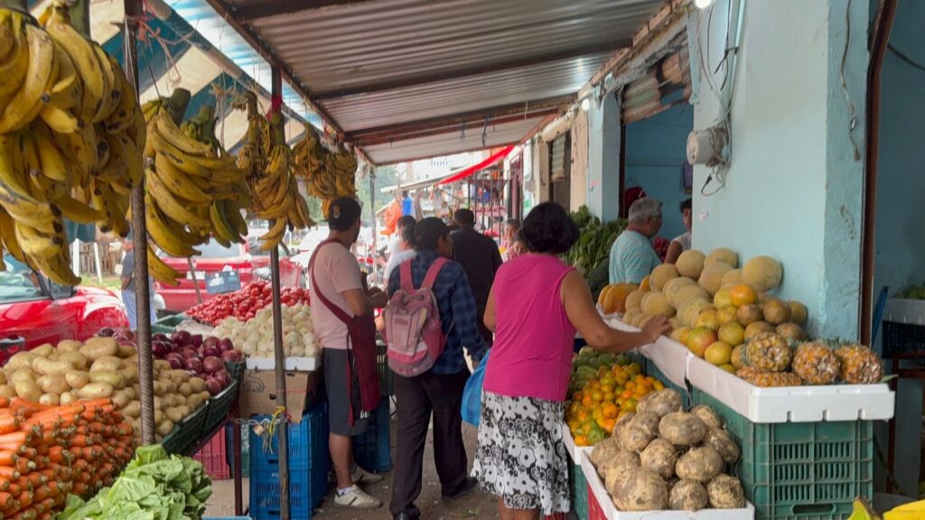 *Realizan operativo en el centro de Villa Allende para liberar banquetas y la calle de comerciantes ambulantes y establecidos que sacan sus mercancías*