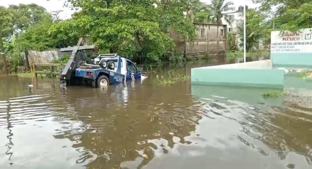 *Autos varados, grúa en canal a cielo abierto e inundaciones en varias calles de Coatzacoalcos, es el reporte de lluvias por el frente frío 12 estacionado en el sur *