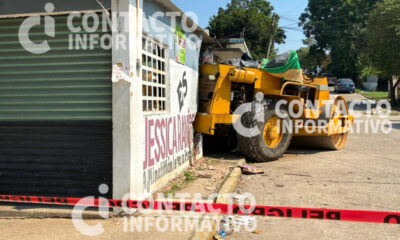 Aplanadora se descontrola y derriba fachada en la Miguel Hidalgo; tres mujeres afectadas
