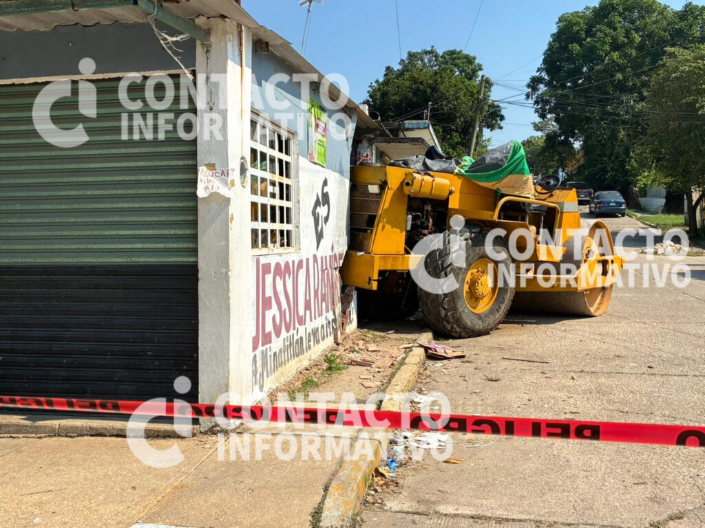 Aplanadora se descontrola y derriba fachada en la Miguel Hidalgo; tres mujeres afectadas