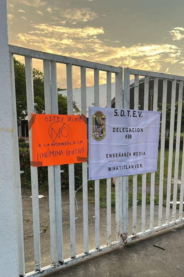 Bloquean la ESBOM por inconformidades administrativas; más de 300 alumnos sin clases