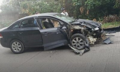Auto termina en pérdida total tras impacto contra poste en Cosoleacaque.