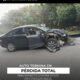 Auto termina en pérdida total tras impacto contra poste en Cosoleacaque.