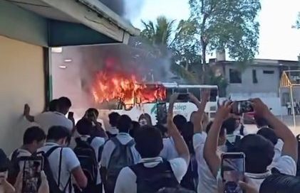 Alumnos del Conalep 51 de Tabasco incendian autobús por retraso en becas Benito Juárez