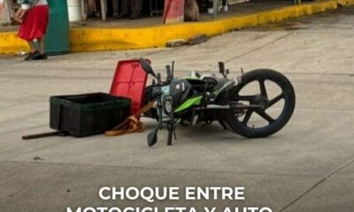 Choque entre moto y auto deja un lesionado cerca del panteón Hidalgo