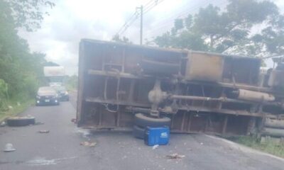 Vuelca pesado camión en la carretera Canticas