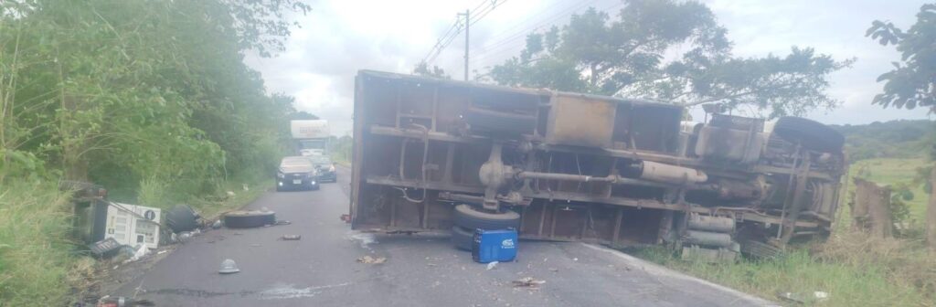 Vuelca pesado camión en la carretera Canticas