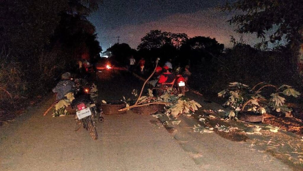 *Bloquean carretera Complejo Petroquímico Morelos que lleva al basurero de Villa Allende*