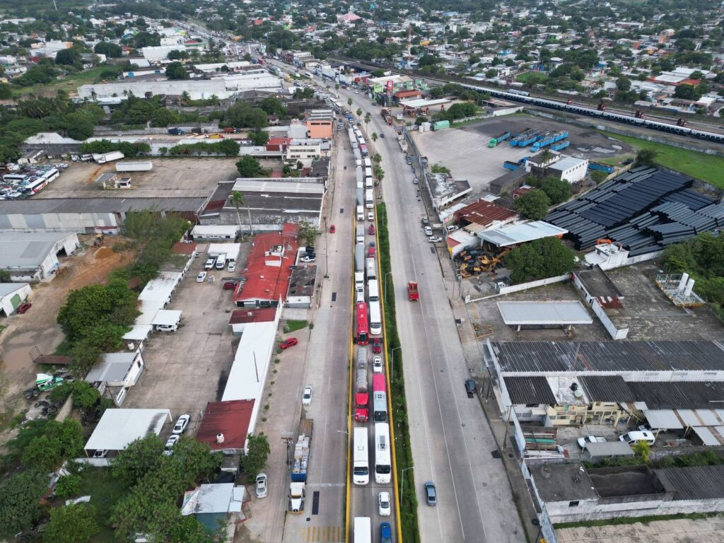*Obras de reparación estrangulan accesos y salidas de Coatzacoalcos*