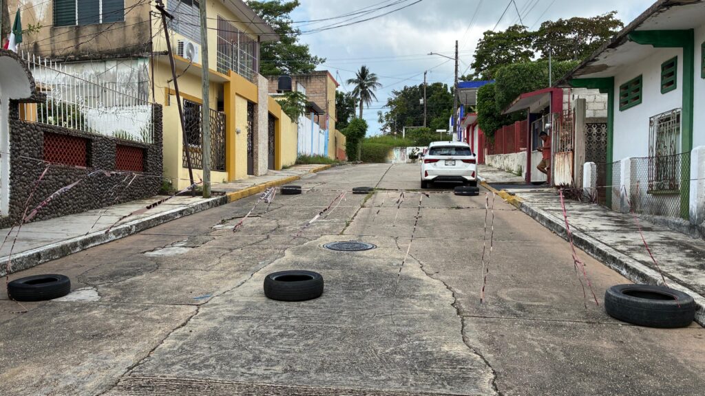 Vecinos piden solución urgente a daño en la calle Nogales; seis meses sin respuesta