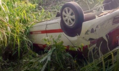 Taxi de Cosoleacaque acaba volcado entre la maleza en Canticas
