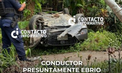 Conductor presuntamente ebrio causa caos vial: taxi impactado, poste derribado y vehículo volcado.