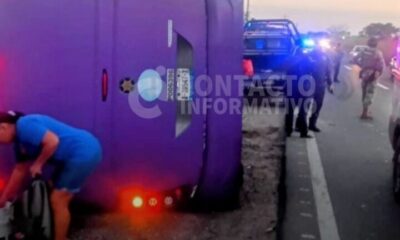 Choque termina en volcadura de autobús en Las Matas