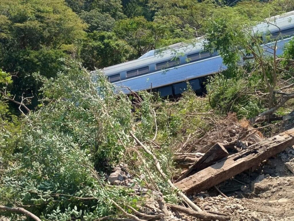 *Aumenta a 20 las personas lesionadas en descarrilamiento del tren de pasajeros que venía de Oaxaca a Coatzacoalcos*