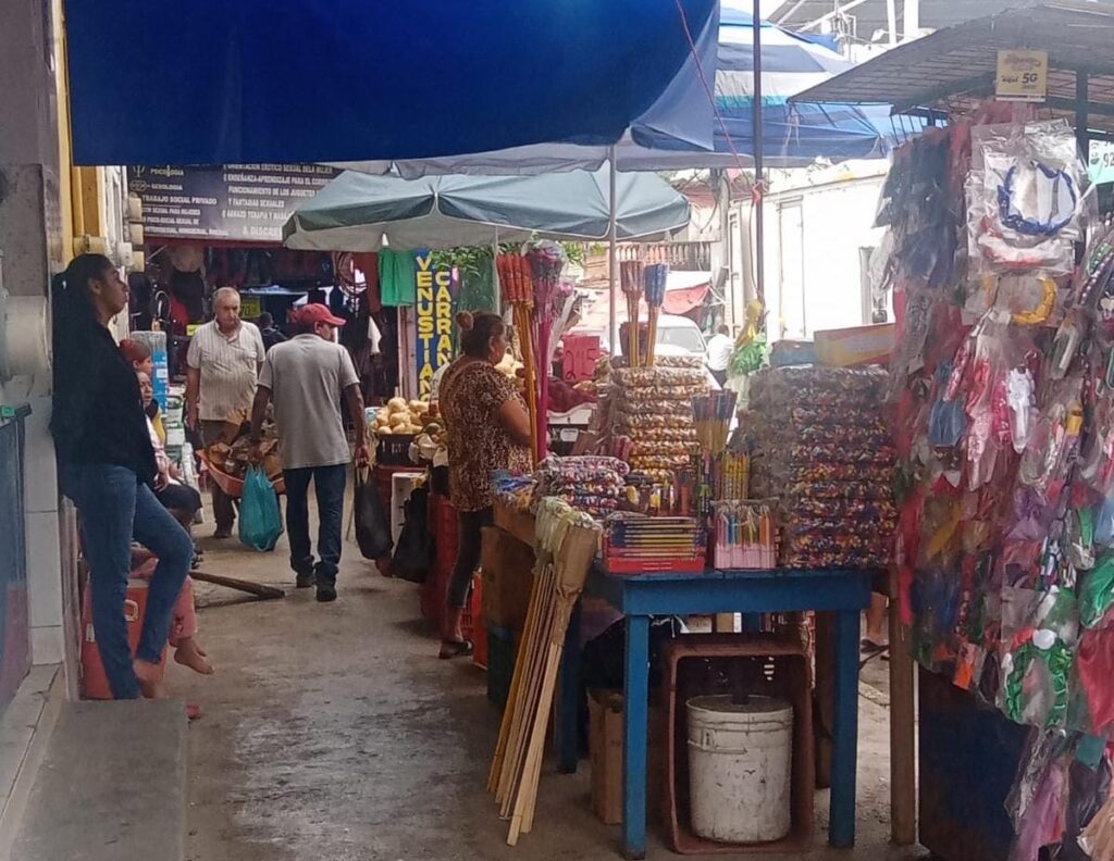 Puestos con pirotecnia operan sin control en zona céntrica de Minatitlán; Comerciantes aseguran contar con los permisos del ayuntamiento