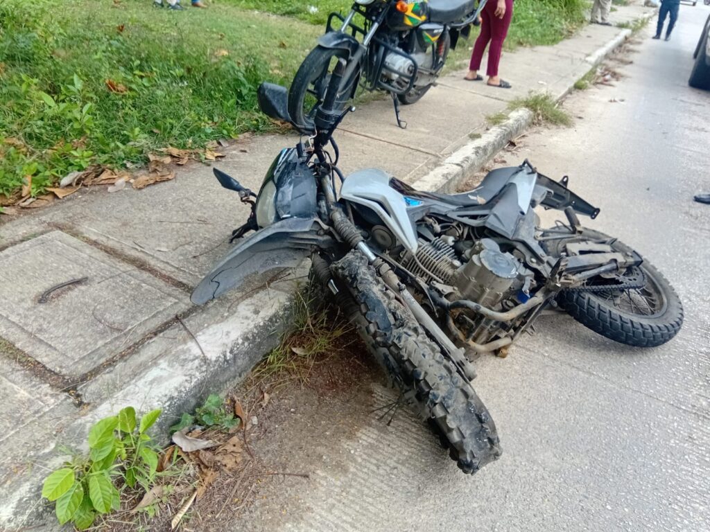 *Otro motociclista gravemente lesionado en la cabeza por choque en la colonia Miguel Hidalgo de Coatzacoalcos*