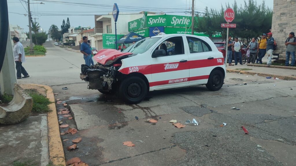 *Por no respetar la preferencia, motociclista presuntamente ebrio se estrelló contra taxi en la Av. Lázaro Cárdenas*