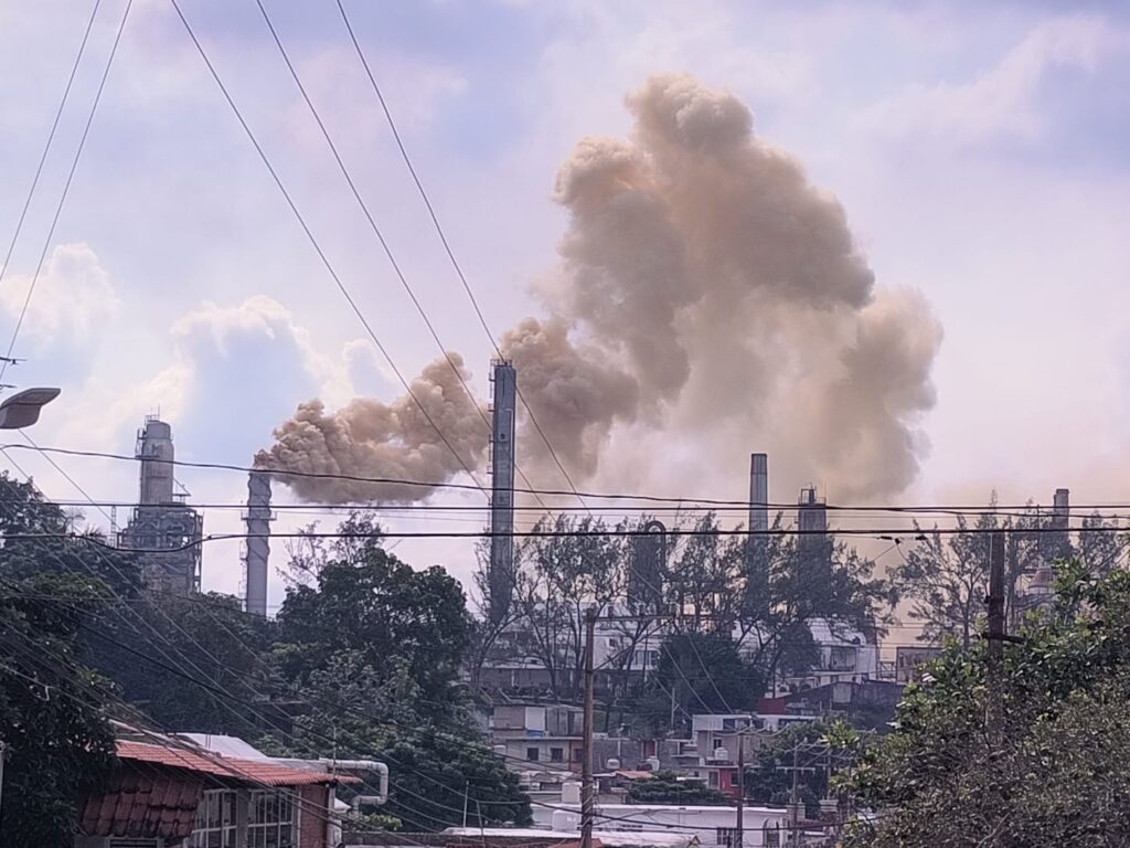 Fumarolas generan alarma en Minatitlán; Pemex guarda silencio