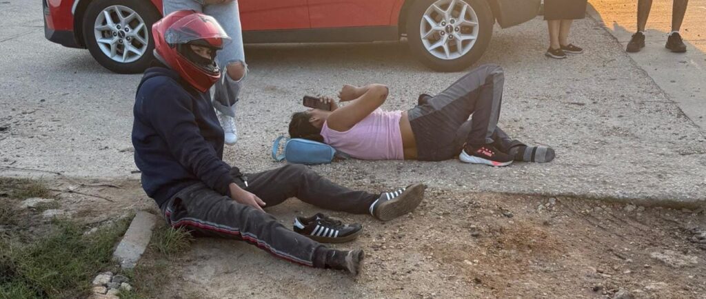 Dos heridos por choque entre moto y camioneta en la colonia Rosalinda