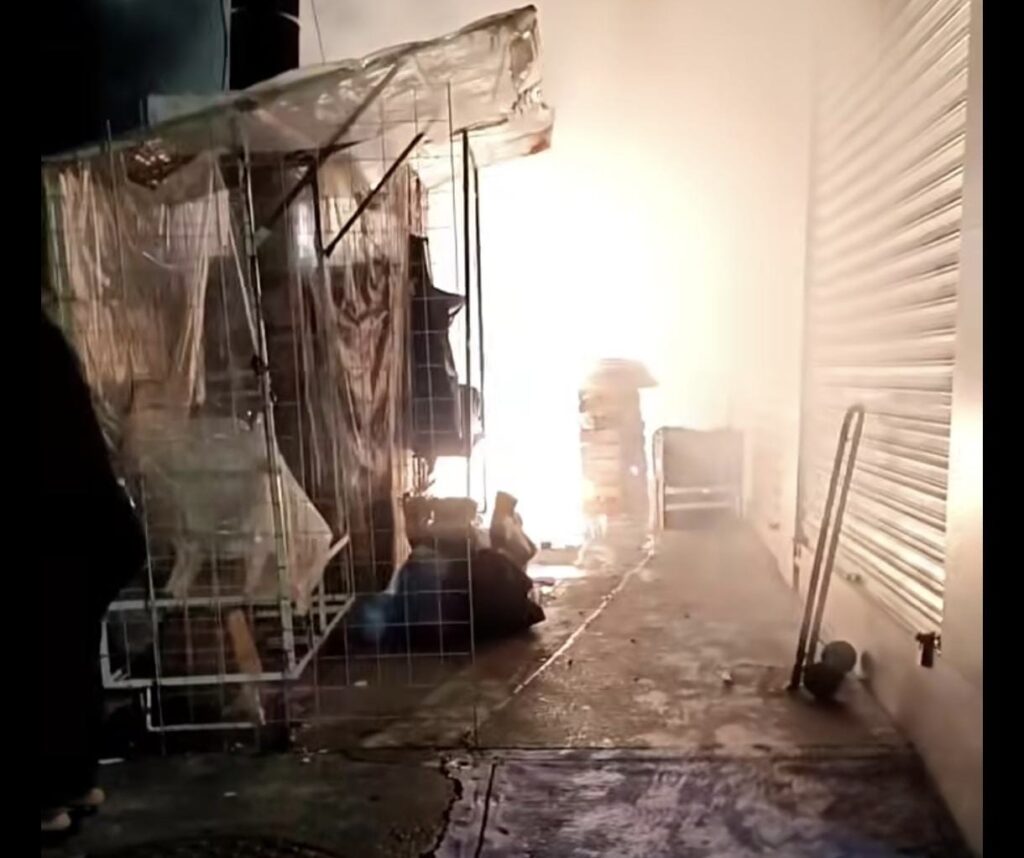 Muere víctima colateral de incendio en puesto semifijo de cohetes en Minatitlán