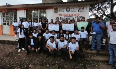 Protesta en Telebachillerato de Morelos Soteapan, por falta de docente.