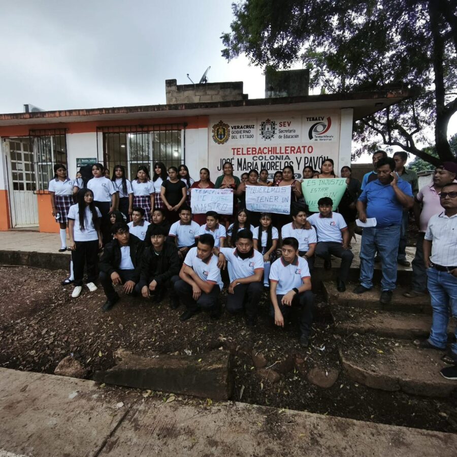Protesta en Telebachillerato de Morelos Soteapan, por falta de docente.