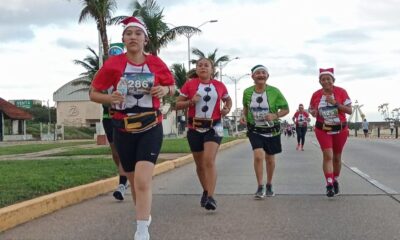 *Se realizó la primera carrera «Santa contra Grinch» en el malecón de Coatzacoalcos*