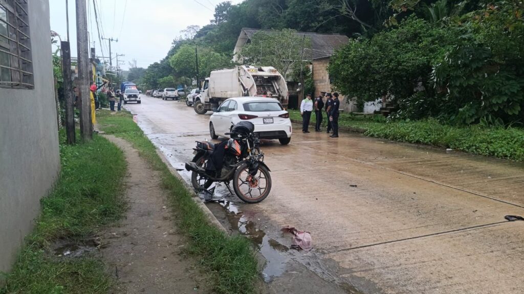 *Motociclista terminó con una pierna destrozada cuando chocó con camión recolector de basura de Coatzacoalcos*