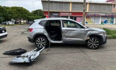 *Chocan dos camionetas particulares con patrulla de la policía municipal, una de las unidades terminó con la puerta desprendida*
