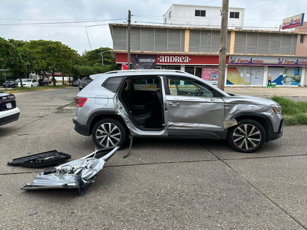 *Chocan dos camionetas particulares con patrulla de la policía municipal, una de las unidades terminó con la puerta desprendida*