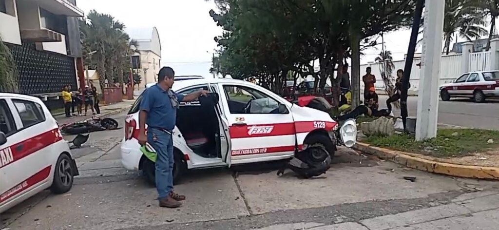 *Grave el motociclista que se estrelló contra un taxi en Lázaro Cárdenas y Bravo, presenta traumatismo en el cráneo, derrame cerebral y fractura de cadera*