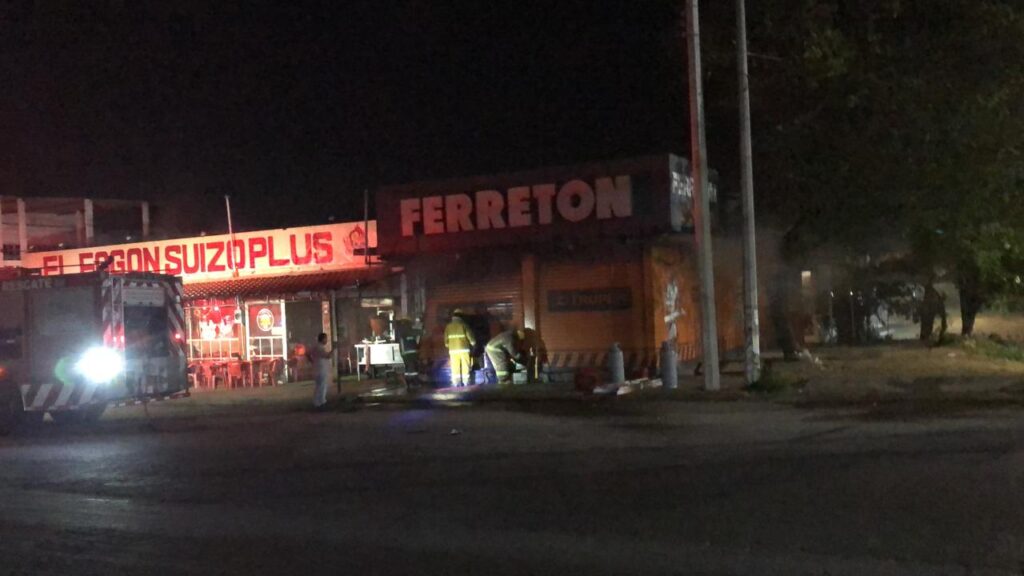 *Incendio consume sucursal de Ferretón en Coatzacoalcos*