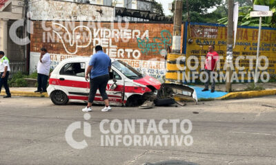Fuerte choque entre urbano y taxi en Minatitlán