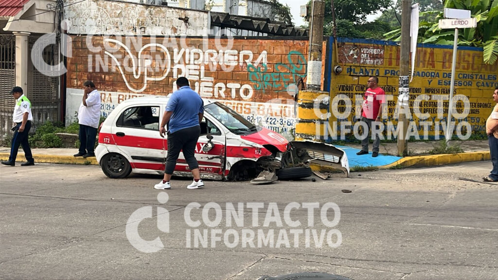 Fuerte choque entre urbano y taxi en Minatitlán