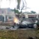 Estalla coche bomba afuera de instalaciones de la Policía Comunitaria de Coahuayana, Michoacán; reportan un muerto y 10 heridos