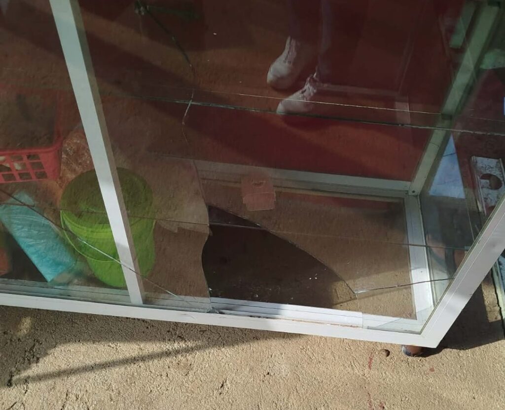 Rompe vitrina de un comercio tras lanzar piedra a un perro en la colonia Niños Héroes