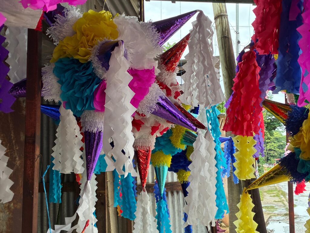 (+VIDEO) Productores de piñatas en Minatitlán enfrentan alza de insumos y caída de ventas en plena temporada decembrina