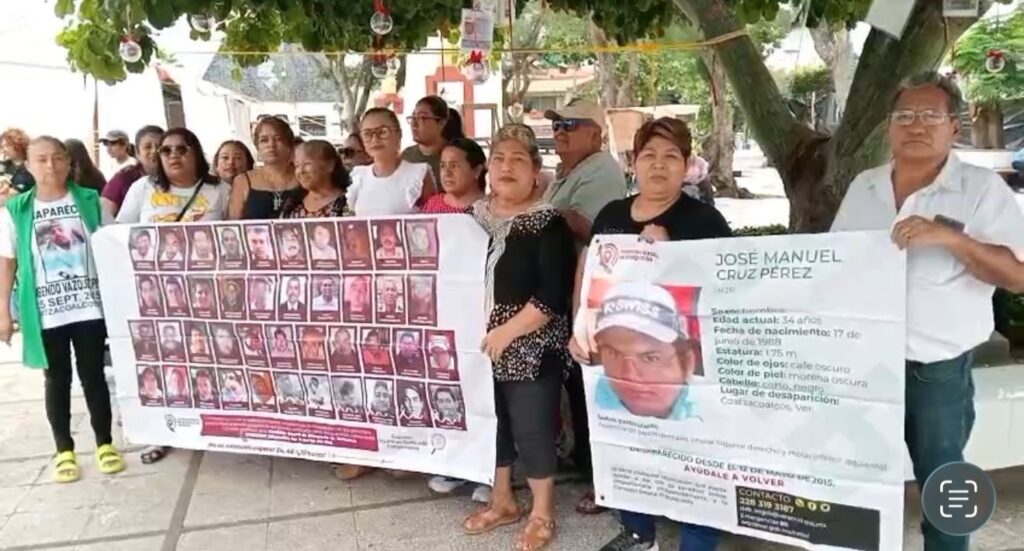 *Colectivo de desaparecidos de Coatzacoalcos adorna con esferas de sus seres queridos el árbol de la esperanza*
